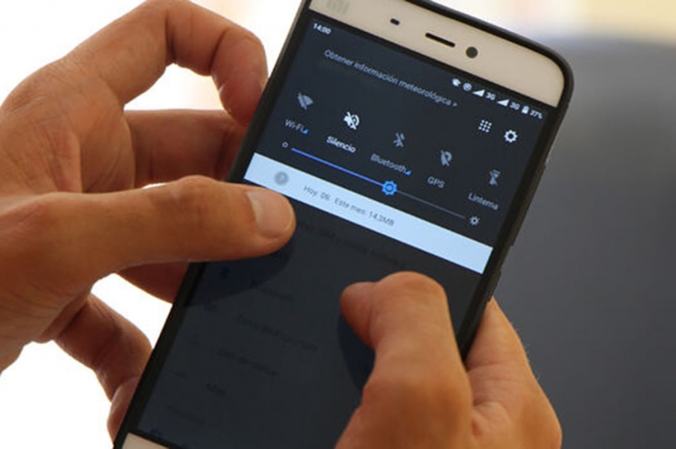 Un usuari observa el telèfon mòbil, en una imatge d'arxiu.
