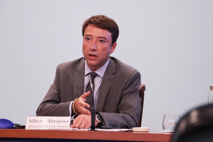 El director general de Tributs i Fronteres, Albert Hinojosa, durant la roda de premsa posterior el consell de ministres.