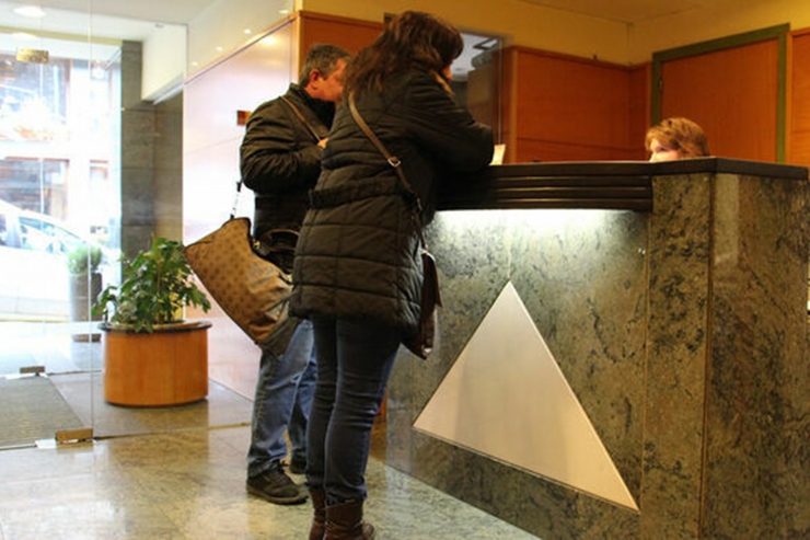 Dos turistes en un hotel del Principat.