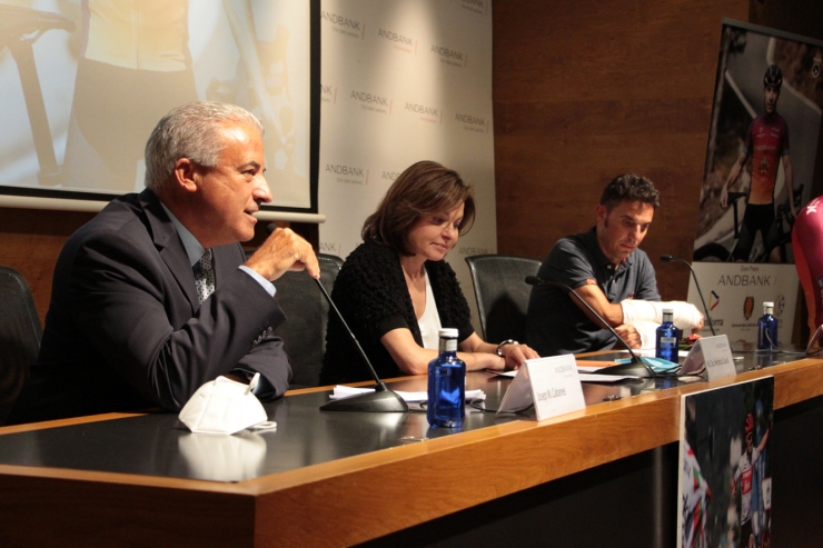 El sotsdirector general banca país d'Andbank, Josep Maria Cabanes, la ministra de Turisme, Verònica Canals, i l'exciclista Joaquim 'Purito' Rodríguez, durant la presentació de la sisena edició de la Purito 2020.