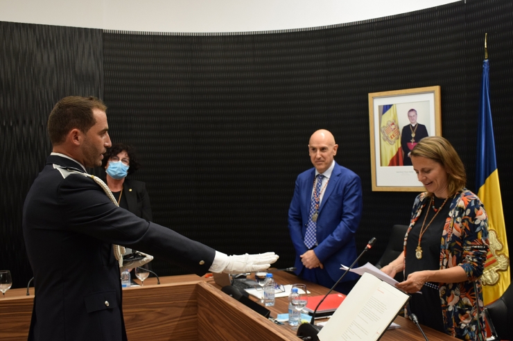 Un moment de la presa de possessió del càrrec d'un agent de circulació que ha superat el període de prova.