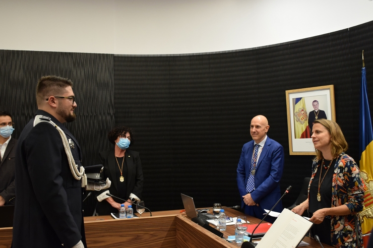 Un moment de la presa de possessió del càrrec d'un agent de circulació que ha superat el període de prova