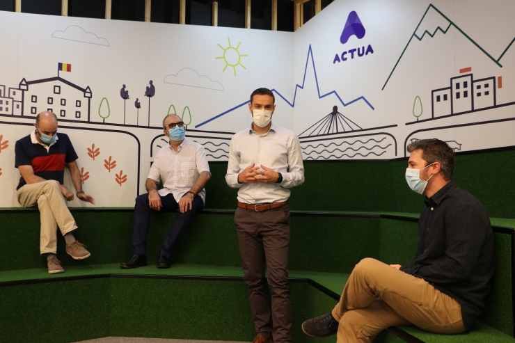 El director d’Actua Tech, Marc Pons i el director de Broox, Ramon Poca escolten la presentació del secretari d'Estat de Diversificació Econòmica i Innovació, Marc Galabert.