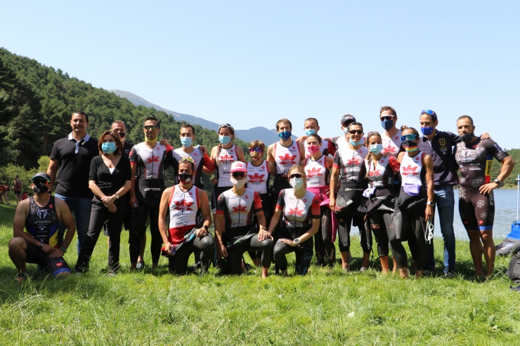 Els participants de la triatló d'exhibició amb els ministres Jordi Gallardo i Verònica Canals durant la presentació de l'Andorra Multisport Festival.