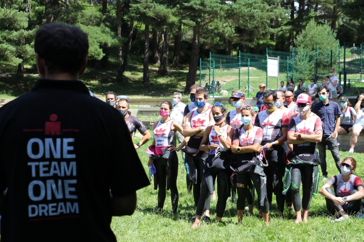 Participants de la triatló d'exhibició seguint l'acte de presentació de l'Andorra Multisport Festival.
