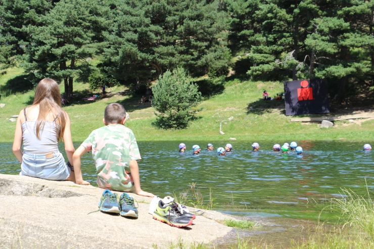 Turistes veient la triatló d'exhibició durant la presentació de l'Andorra Multisport Festival.