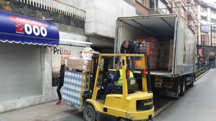 Entrega de subministraments a un supermercat d'Andorra la Vella.