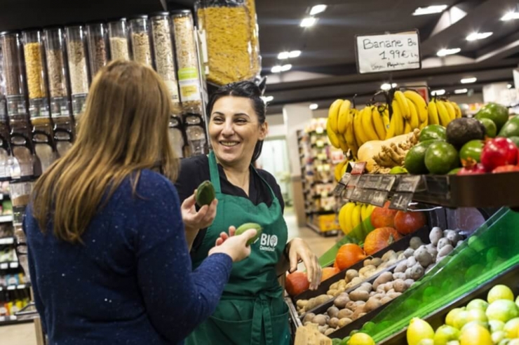 Una treballadora de l'hipermercat francès Carrefour.