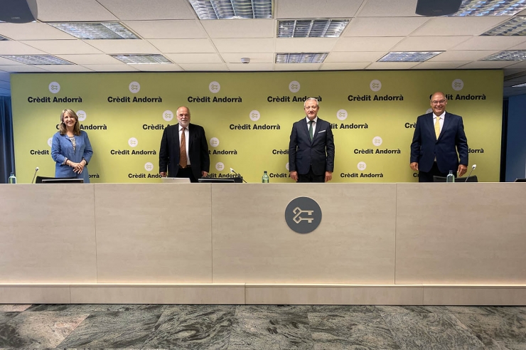 D’esquerra a dreta, Montse Guardia, directora general d’Alastria Blockchain Ecosystem; el professor emèrit de Comptabilitat i Control a l’IESE, Josep Maria Rosanas; el director de Comunicació Corporativa, Màrqueting i Transformació Digital Clients de Crèdit Andorrà, Joan Ramon Mas i Albert Fernández, titular de la Càtedra Crèdit Andorrà d’Emprenedoria i Banca i professor d’Iniciativa Emprenedora i de Comptabilitat i Control a l’IESE.