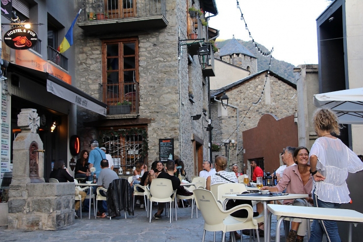 Gent a les terrasses d'establiments ubicats al Centre Històric d'Andorra la Vella.