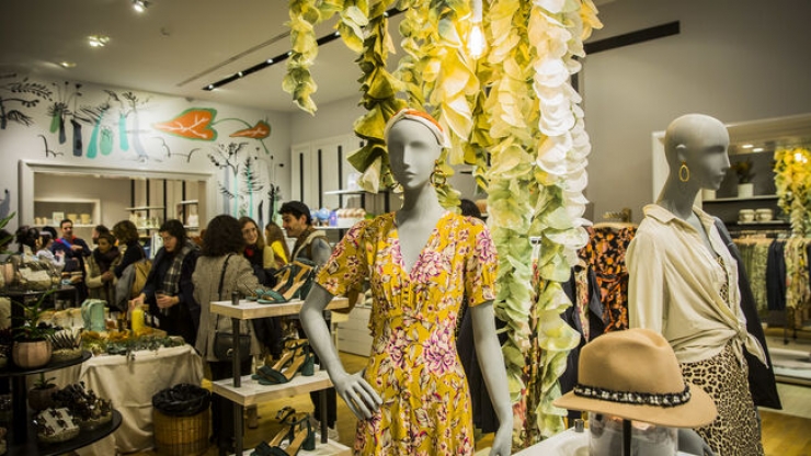 Gent comprant en una botiga.