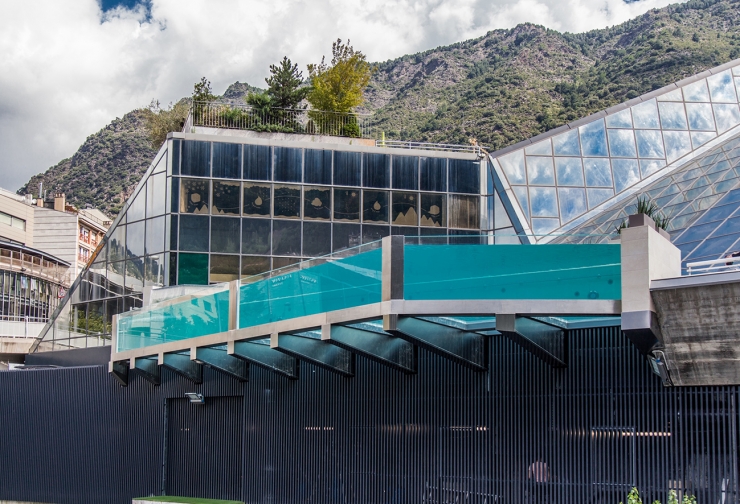 La nova piscina panoràmica, vista des de l'exterior del termolúdic.