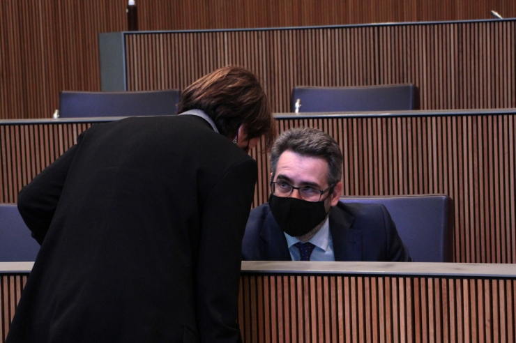 El ministre de Finances, Eric Jover, conversa amb la síndica general, Roser Suñé, abans de l'inici de la sessió.
