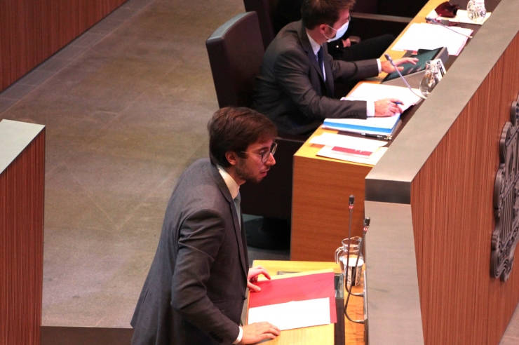 El conseller del grup parlamentari socialdemòcrata, Roger Padreny, durant la seva intervenció.