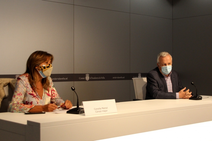 La cònsol major d'Andorra la Vella, Conxita Marsol, i el president de la Cambra de Comerç, Indústria i Serveis, Miquel Armengol, en la presentació de les ajudes als comerços.