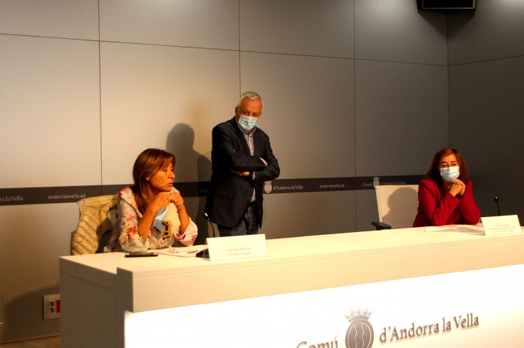 La cònsol major d'Andorra la Vella, Conxita Marsol; el president de la  Cambra de Comerç, Indústria i Serveis, Miquel Armengol, i la responsable de formació de la Cambra, Stella Canturri, en la presentació  de les ajudes als comerços.