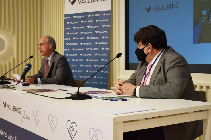 El director general de Vall Banc, José Luis Dorado, i el president d'Assandca, Josep Saravia, durant la roda de premsa celebrada aquest dimarts.