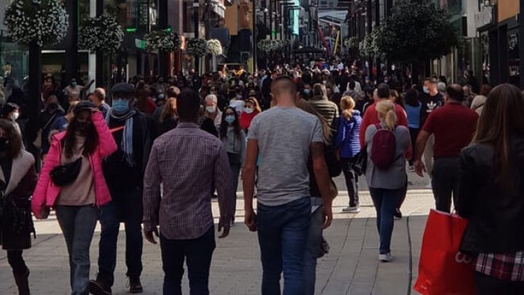 Visitants a l'avinguda Meritxell.