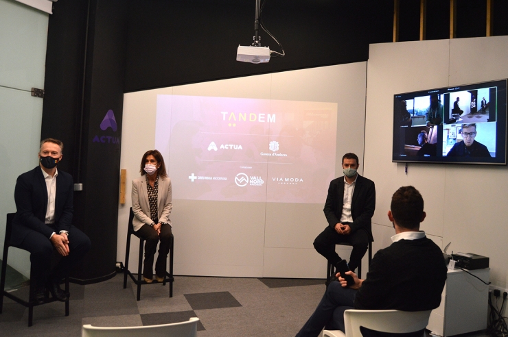 El líder del clúster d'educació d'Actua, Ferran Costa; la ministra d'Educació i Ensenyament Superior, Ester Vilarrubla i el secretari d'Estat de Diversificació Econòmica i Innovació, Marc Galabert, durant la presentació de la cinquena edició del projecte Tàndem.