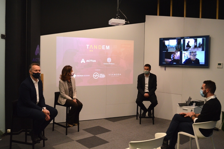 El líder del clúster d'educació d'Actua, Ferran Costa; la ministra  d'Educació i Ensenyament Superior, Ester Vilarrubla i el secretari  d'Estat de Diversificació Econòmica i Innovació, Marc Galabert, durant  la presentació de la cinquena edició del projecte Tàndem.