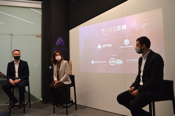 El líder del clúster d'educació d'Actua, Ferran Costa; la ministra  d'Educació i Ensenyament Superior, Ester Vilarrubla i el secretari  d'Estat de Diversificació Econòmica i Innovació, Marc Galabert, durant  la presentació de la cinquena edició del projecte Tàndem.