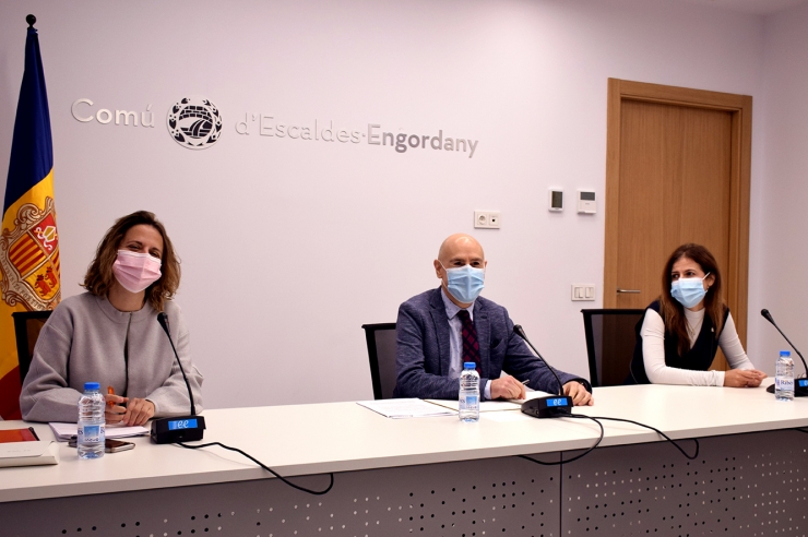 Els cònsols major i menor d'Escaldes-Engordany, Rosa Gili i Joaquim  Dolsa, i l'assessora en finances del comú, Bea Pintos, durant la  presentació de les ajudes.