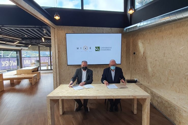 El rector de la Universitat d'Andorra, Miquel Nicolau, i el fundador d'Univers Bomosa, Bonaventura Mora, durant la signatura de l'acord.