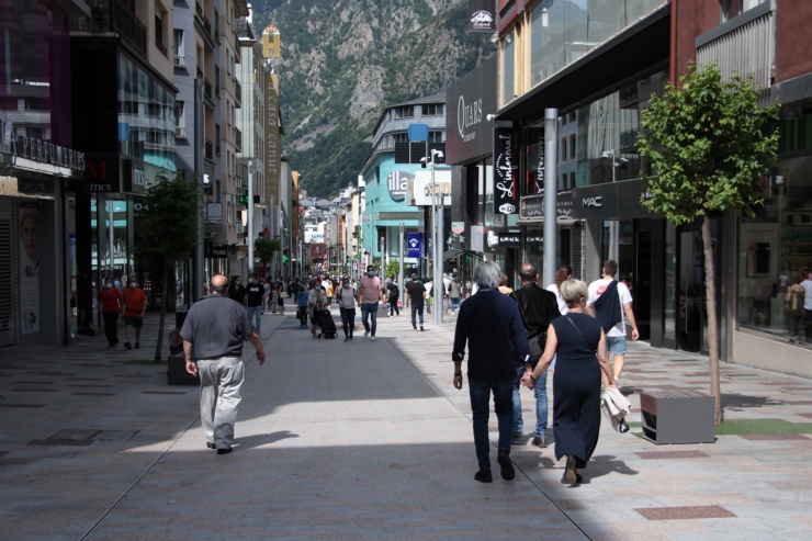 Persones transitant per l'avinguda Meritxell.