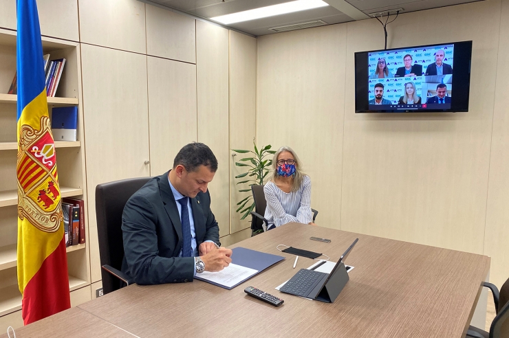 El ministre de Presidència, Economia i Empresa i president d’Actua, Jordi Gallardo, durant la reunió amb GSIC.