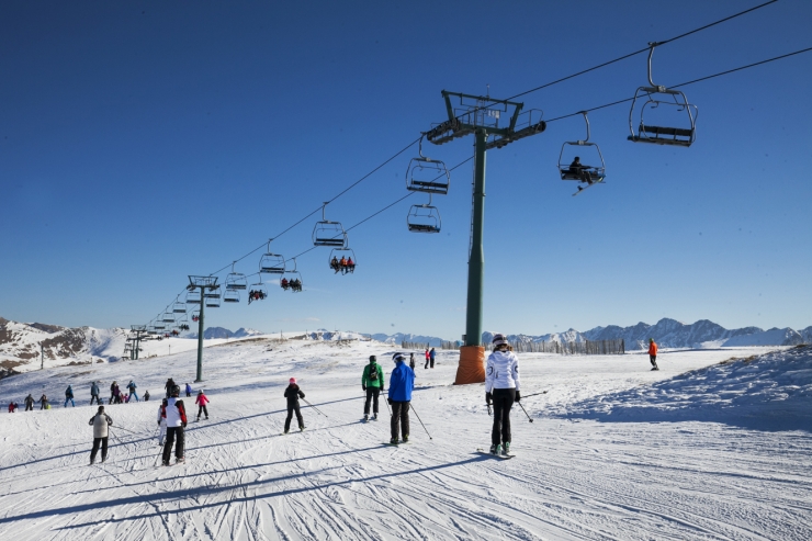 Esquiadors en una estació d'esquí.