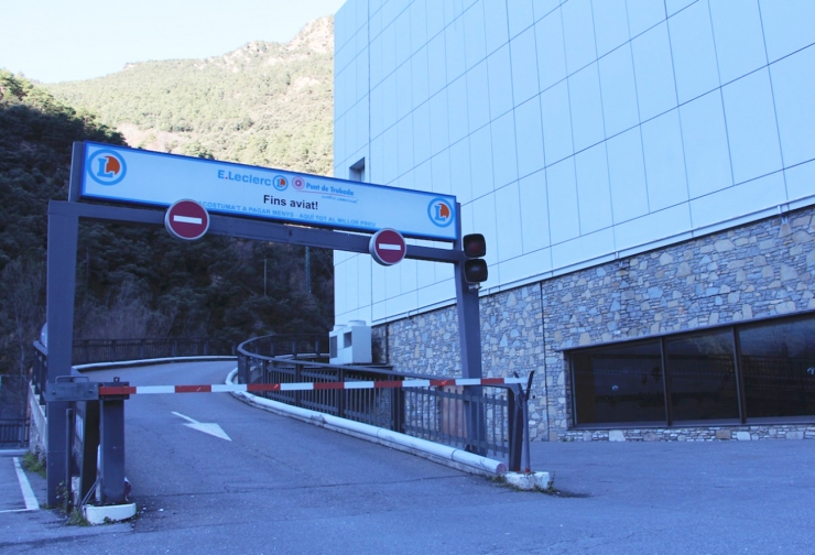 La rampa de l'aparcament.