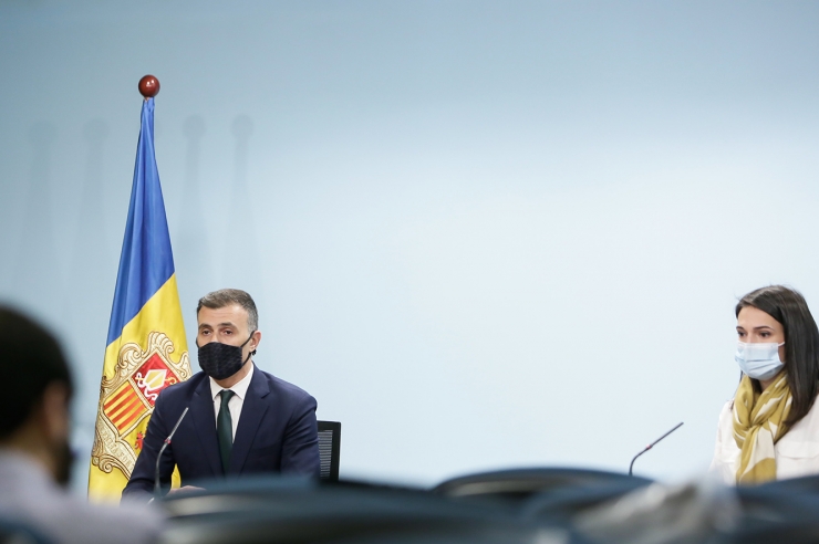 El secretari d'Estat de Medi Ambient, Agricultura i Sostenibilitat,  Marc Rossell i Joana Teixeira, tècnica de gestió de persones de FEDA,  durant la roda de premsa.