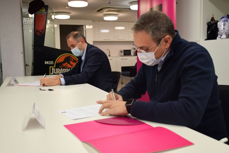 El director general d'Andorra Telecom, Jordi Nadal, i el director de Bomosa, Manel Garcia, durant la signatura del conveni.