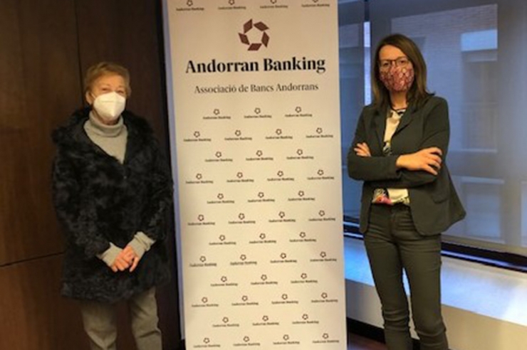 La vicepresidenta de Càritas, Canòlich Baró, amb Esther Puigcercós, d'Andorran Banking.