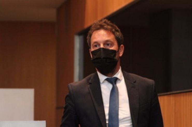 Pere López, amb mascareta al ple del Consell, aquest dijous.