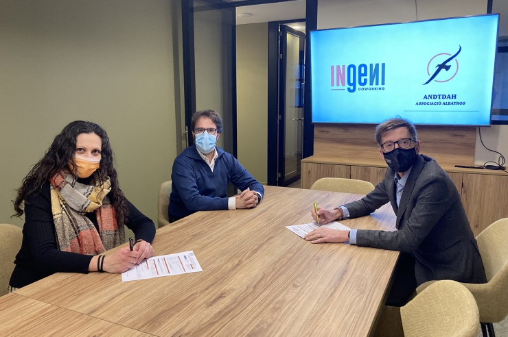 Un moment de la signatura del conveni entre Ingeni Coworking i Albatros.