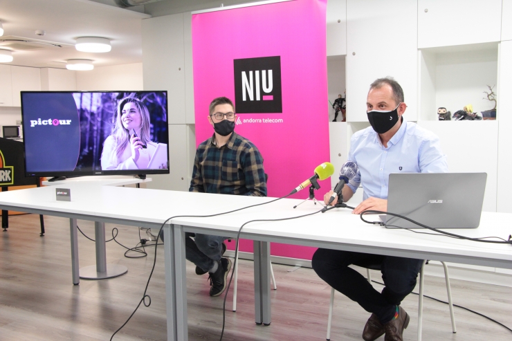 El responsable del Niu, Miquel Gouarré, i l'emprenedor Xavi Camacho, durant la presentació de l''start-up'.