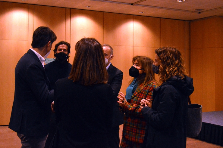 El conferenciant amb les autoritats i els resposanbles de Pyrénées, abans de la xerrada.