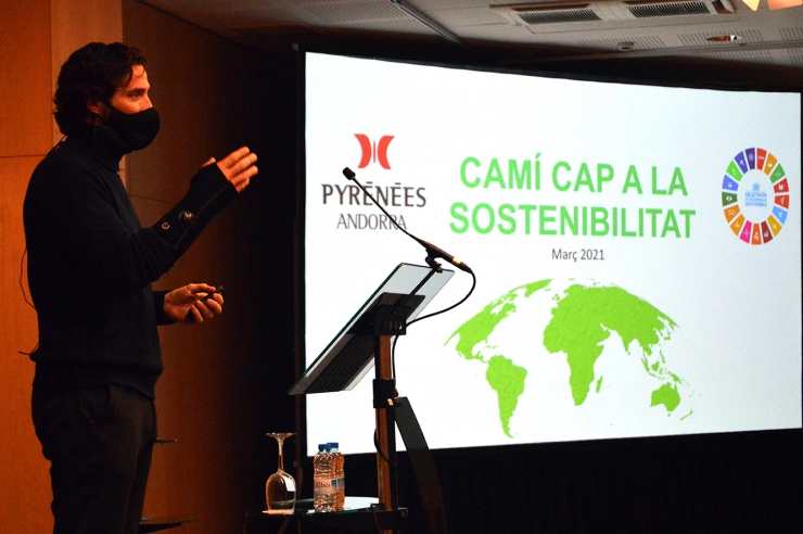 L'expert en moda sostenible i fundador de l’empresa Ecoalf, Javier Goyeneche, durant la conferència que ha ofert aquest dimarts.