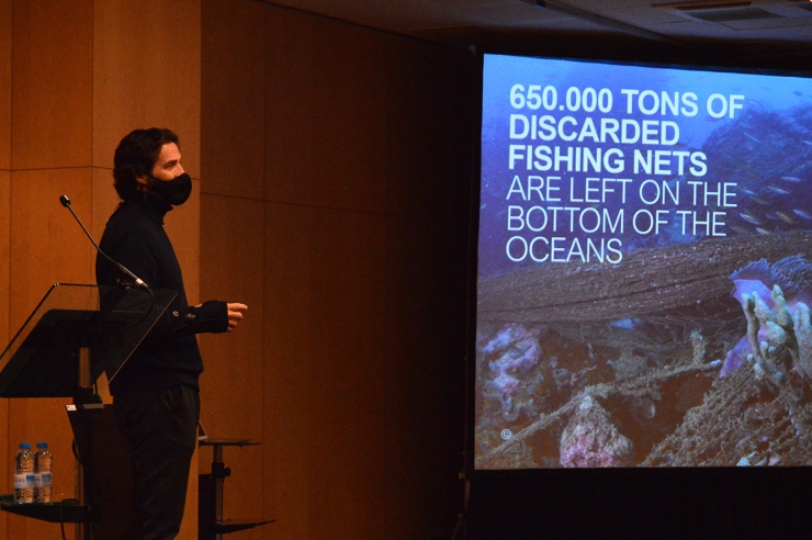 L'expert en moda sostenible i fundador de l’empresa Ecoalf, Javier Goyeneche, durant la conferència que ha ofert aquest dimarts.