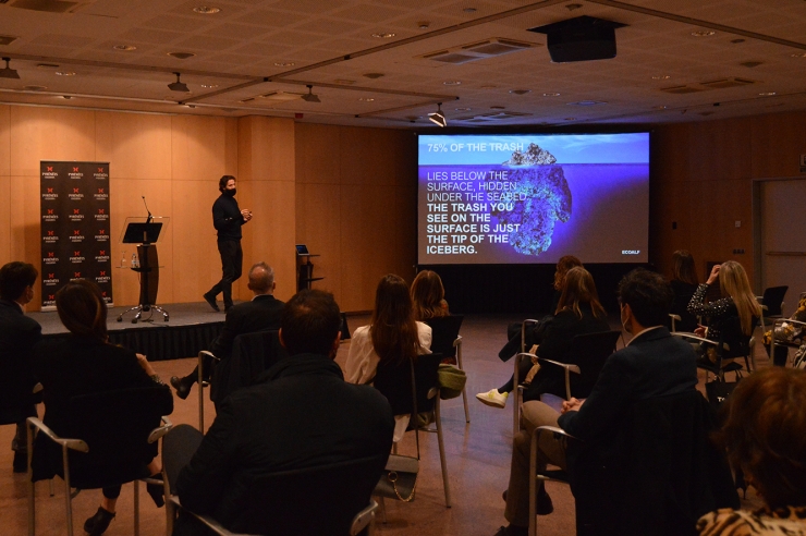L'expert en moda sostenible i fundador de l’empresa Ecoalf, Javier Goyeneche, durant la conferència que ha ofert aquest dimarts.