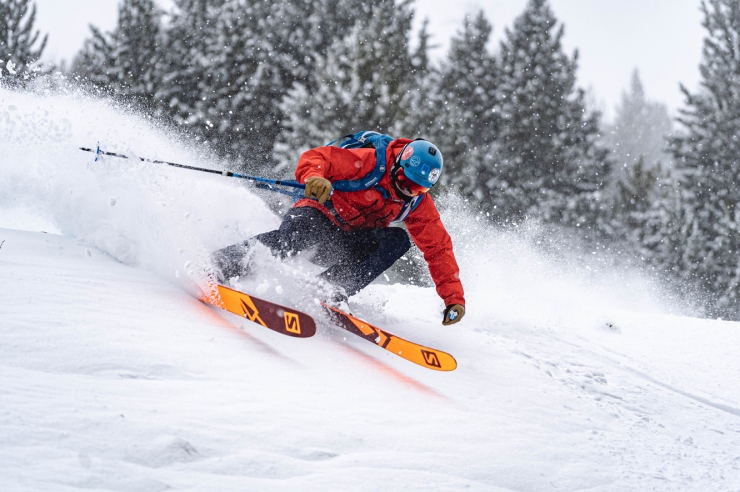 Un esquiador a pistes.