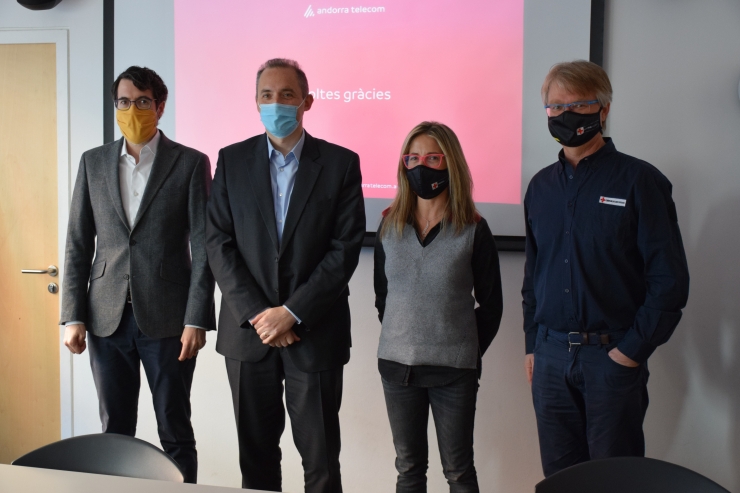 El director de Bomosa Fundació i de BMS Consultoria Estratègica, Albert Batalla; el director general d'Andorra Telecom, Jordi Nadal, i els membres de la Creu Roja, Anna Arias i Matthew Lodge.