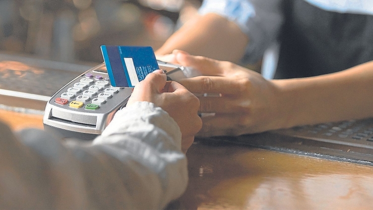 Un client paga mitjançant el servei de 'contactless'.