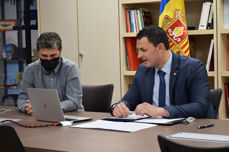 El president d'Actua Innovació i Actua Empresa, Jordi Gallardo, i el director d'Actua, Marc Pons, durant la signatura del conveni amb l'Institut d'Innovació d'Israel.