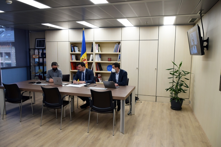 El president d'Actua Innovació i Actua Empresa, Jordi Gallardo; el secretari d'Estat de Diversificació Econòmica i Innovació, Marc Galabert, i el director d'Actua, Marc Pons, durant la signatura del conveni amb l'Institut d'Innovació d'Israel.