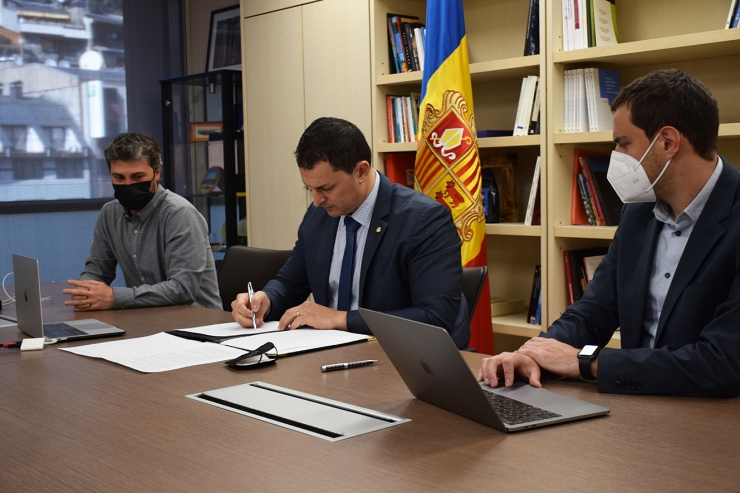 El president d'Actua Innovació i Actua Empresa, Jordi Gallardo; el secretari d'Estat de Diversificació Econòmica i Innovació, Marc Galabert, i el director d'Actua, Marc Pons, durant la signatura del conveni amb l'Institut d'Innovació d'Israel.