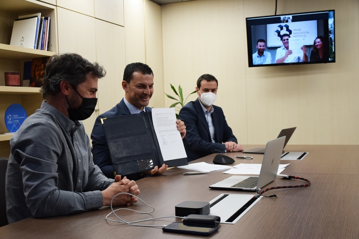 El president d'Actua Innovació i Actua Empresa, Jordi Gallardo; el secretari d'Estat de Diversificació Econòmica i Innovació, Marc Galabert, i el director d'Actua, Marc Pons, durant la signatura del conveni amb l'Institut d'Innovació d'Israel.