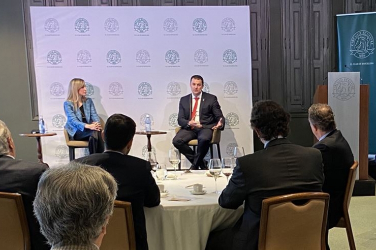 El ministre de Presidència, Economia i Empresa, Jordi Gallardo, durant la xerrada al Círculo Ecuestre.