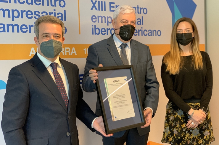 El president de la CEA, Gerard Cadena; la secretària d'Estat de Salut, Helena Mas, i Ángel Luís Sánchez, director d'Aenor per la regió mediterrània.